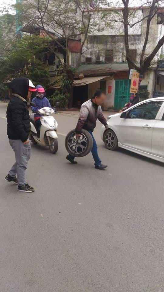 Hà Nội: Xe ô tô đang đi thì một bánh đình công rụng luôn ra đường